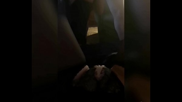 Hot MJM. Mann feckt Frëndin virun senger Fra. D'Fra seng Muschi gëtt naass, hir dreckeg Fantasie verschwannen just de Geescht