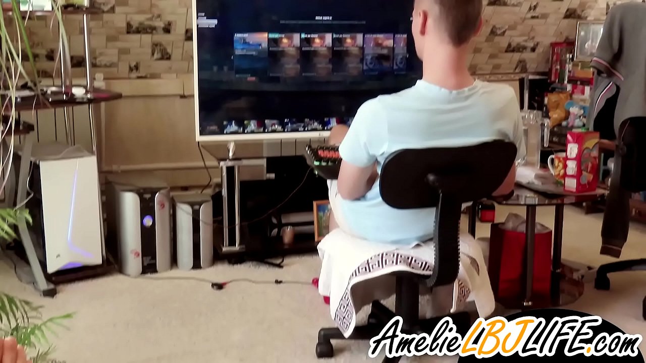 Meedchen masturbéiert mat Sexspiller fir de Frënd fir Computerspiller ze spillen