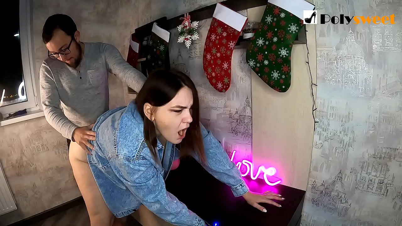 De Guy huet et gär e ​​schéint Meedchen mat engem Ponytail am Arsch mat sengem Mond an Dick ze Ficken