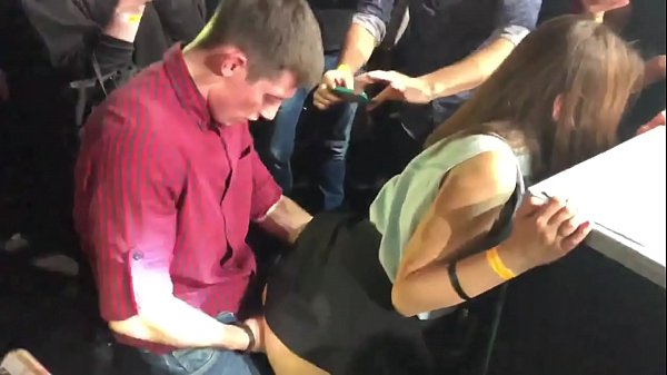 Real Sex an engem russesche Nuetsclub. 18 Joer aalt russescht Meedchen am Anus an der Vagina an engem Nuetsclub gefickt